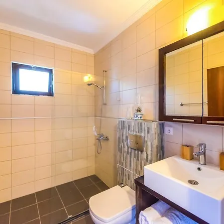Gebze Sleeps 9 Pool Air Con Wifi Villa